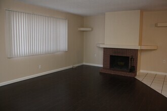 269 Greenbriar Townhouse Way in Las Vegas, NV - Building Photo - Building Photo