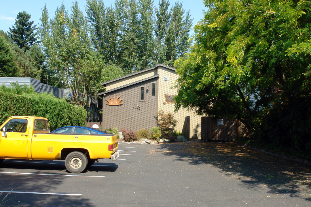 Four Seasons Apartments in Portland, OR - Building Photo