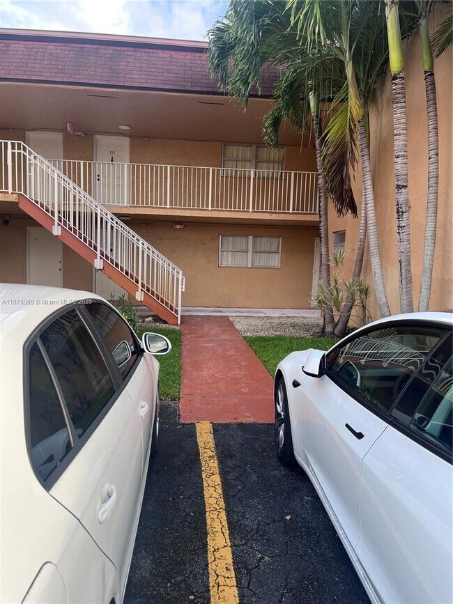 9970 SW 88th St in Miami, FL - Foto de edificio - Building Photo