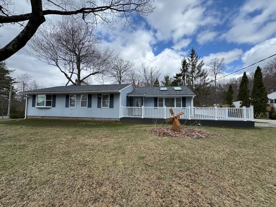 1 Llynwood Dr in bolton, CT - Building Photo