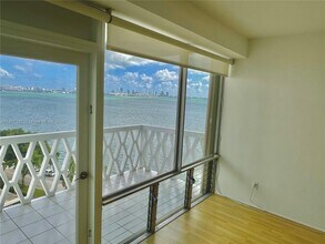 1430 Brickell Bay Dr in Miami, FL - Building Photo - Building Photo