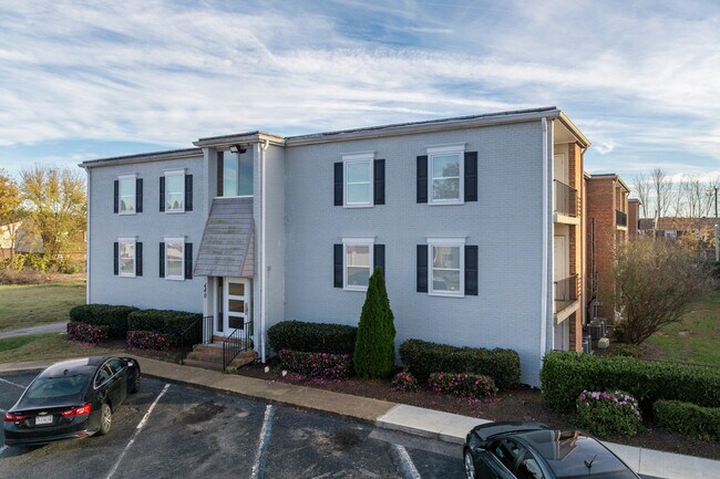 Christopher Crossing in Newport News, VA - Building Photo - Building Photo