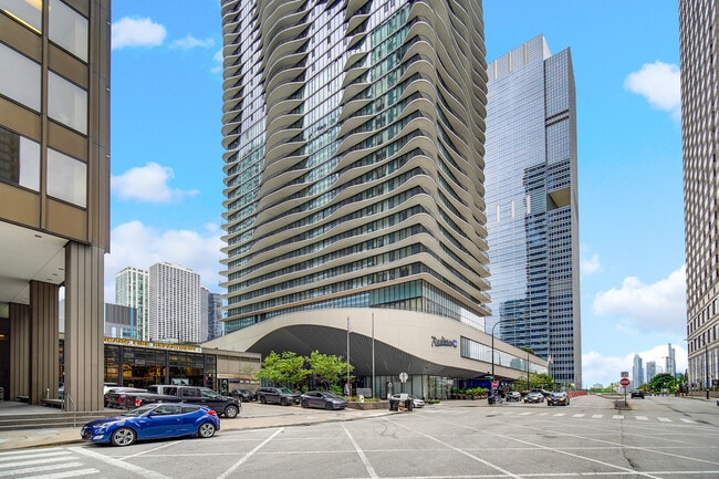 225 N Columbus Dr in Chicago, IL - Building Photo - Building Photo