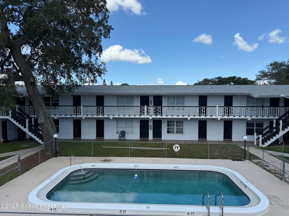 1440 Parkway Dr in Melbourne, FL - Building Photo