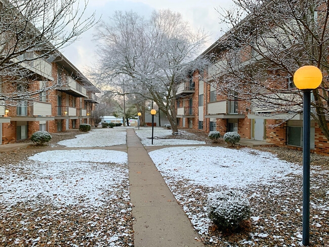 Colonial Apartments in Champaign, IL - Building Photo - Building Photo