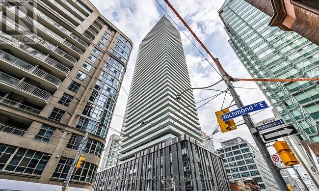 25 Richmond St E in Toronto, ON - Building Photo - Building Photo