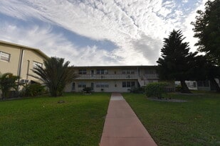 112 Salisbury E in West Palm Beach, FL - Building Photo