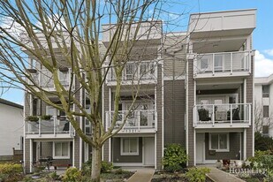 1321 Fir St in White Rock, BC - Building Photo