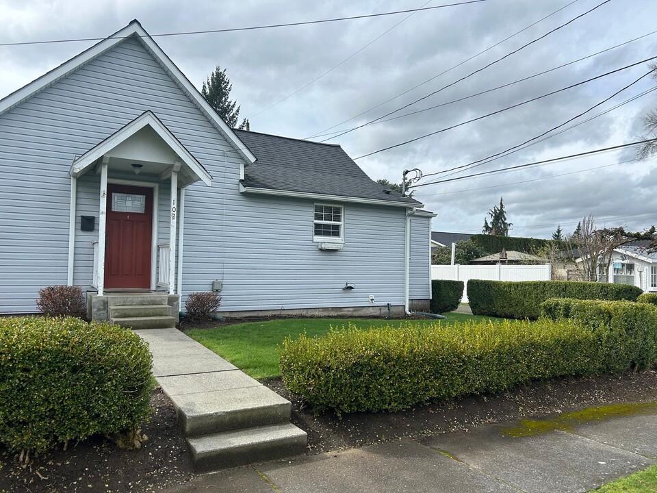 900 Front St in Lynden, WA - Building Photo