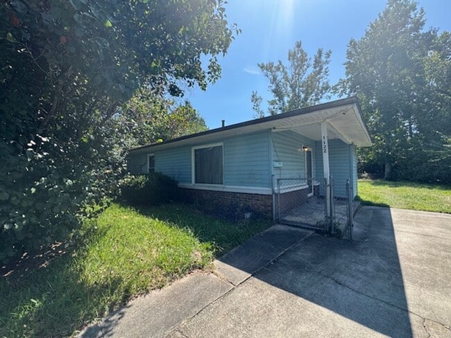 property at 1122 E Stewart Cir