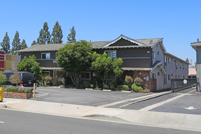 Rustic Villa in Downey, CA - Foto de edificio - Building Photo