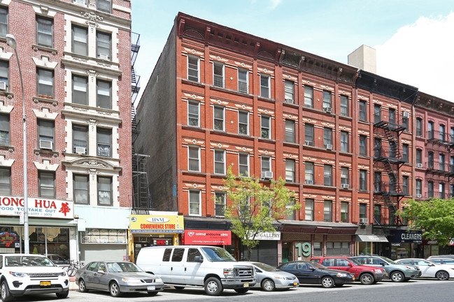 21 W 100th St in New York, NY - Building Photo - Building Photo