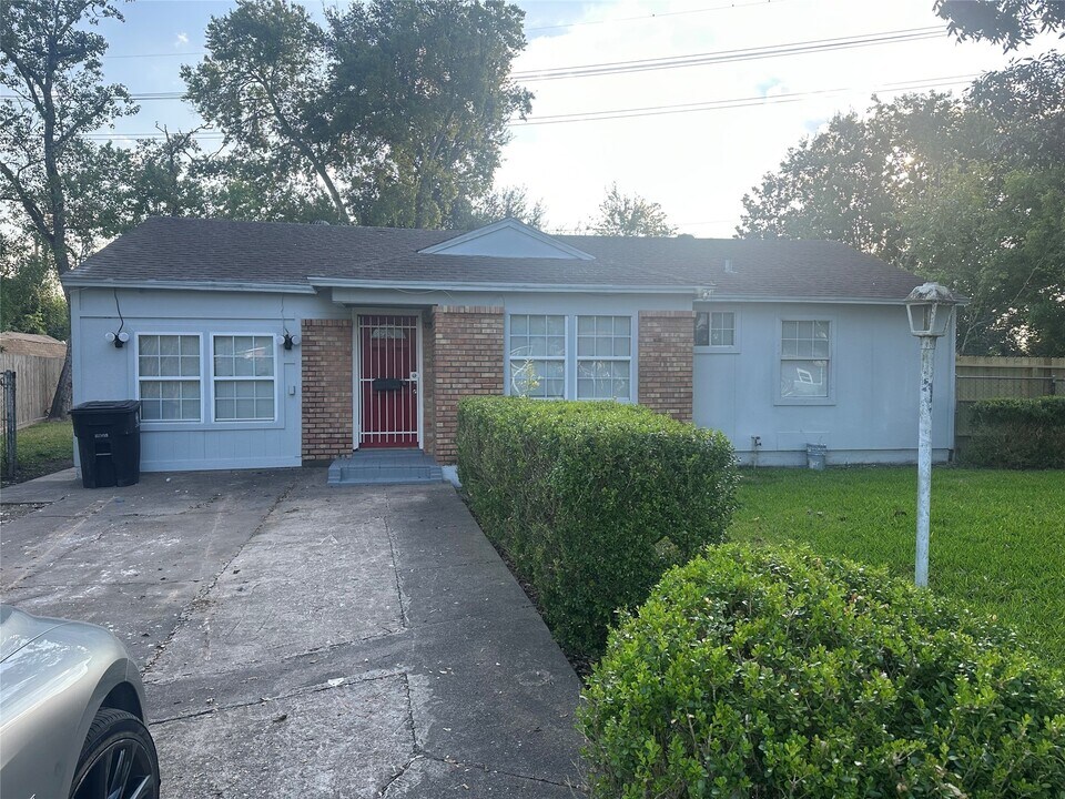 9301 Chesterfield Dr in Houston, TX - Building Photo