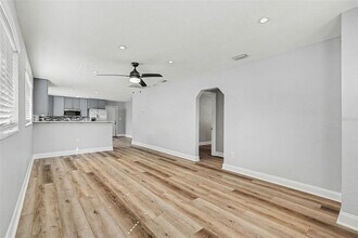 8902 El Portal Dr in Tampa, FL - Building Photo - Building Photo