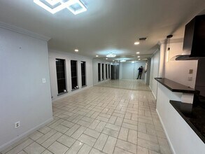 101 W Del Mar Blvd in Laredo, TX - Building Photo - Building Photo