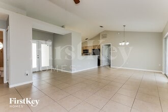 4830 Mill Run Dr in New Port Richey, FL - Foto de edificio - Building Photo