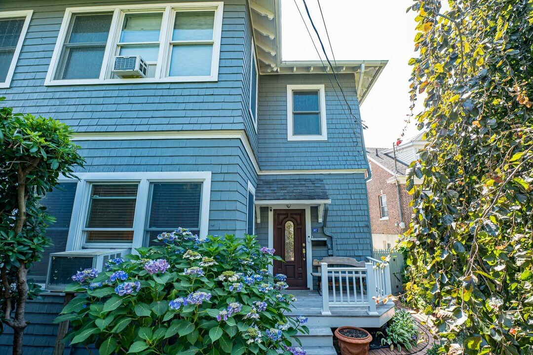 107 Bayview Ave in Northport, NY - Building Photo