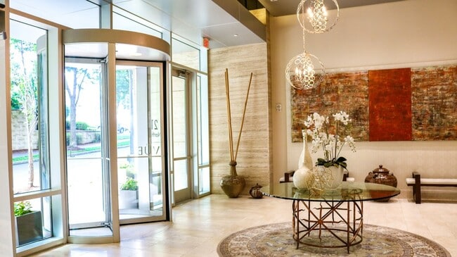 215 N Pine St-Unit -2020 in Charlotte, NC - Building Photo - Building Photo