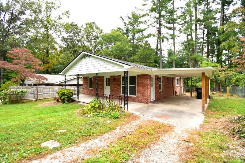 433 Princess Ann Dr in Hendersonville, NC - Building Photo