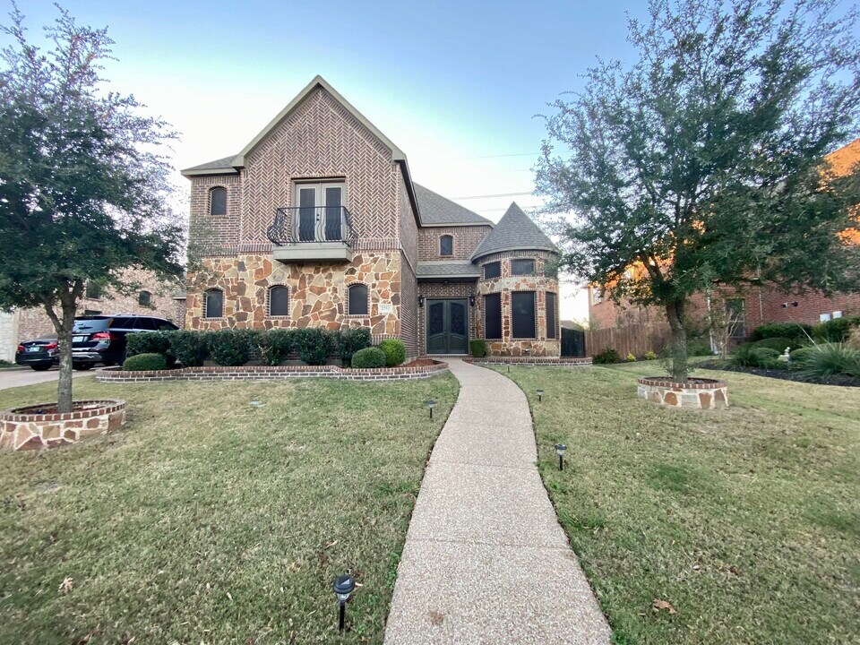 2752 Waters Edge Dr in Grand Prairie, TX - Building Photo