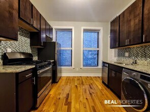647 W Oakdale Ave in Chicago, IL - Building Photo - Building Photo