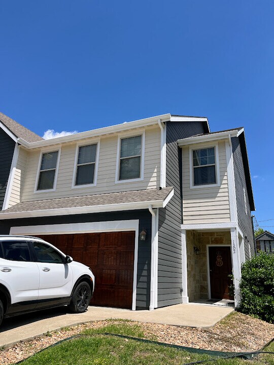 1302 Valley Ln in Lawrence, KS - Building Photo
