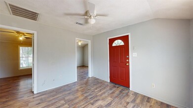 906 California St, Unit 5750-11 in Bryan, TX - Building Photo - Building Photo