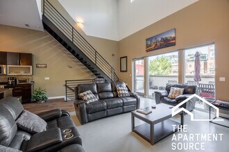 1002 W Lake St in Chicago, IL - Building Photo - Building Photo