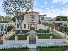 1557 S Genesee Ave, Unit 1557 in Los Angeles, CA - Building Photo - Building Photo