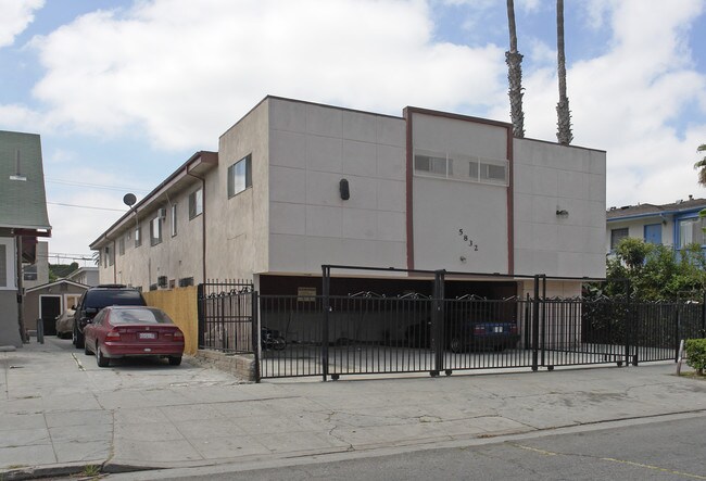 5832 Willoughby Ave in Los Angeles, CA - Building Photo - Building Photo