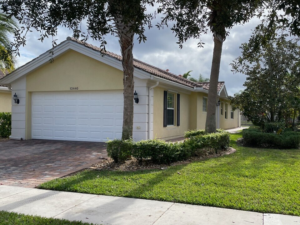 10446 SW Stratton Dr in Port St. Lucie, FL - Foto de edificio