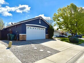 8335 Redbank Way in Sacramento, CA - Building Photo - Building Photo