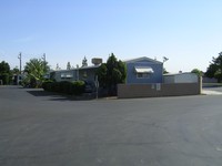 De Rancho Y Mobile Villa in Bakersfield, CA - Foto de edificio - Building Photo