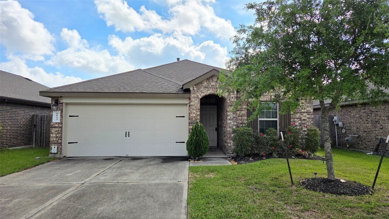 8023 Ecru Ln in Rosharon, TX - Building Photo