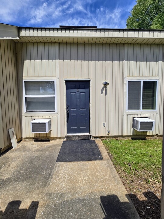 3703 Squaw Valley Dr SW in Huntsville, AL - Foto de edificio