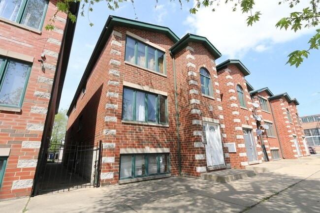 2708 W 37th Plz, Unit 1 in Chicago, IL - Building Photo - Building Photo
