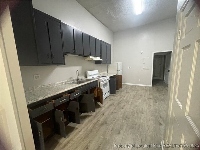 401 S Clinton Ave, Unit D in Dunn, NC - Foto de edificio - Building Photo