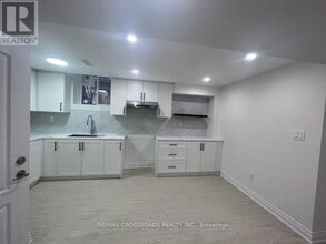 4 Gillett Dr in Ajax, ON - Building Photo - Building Photo