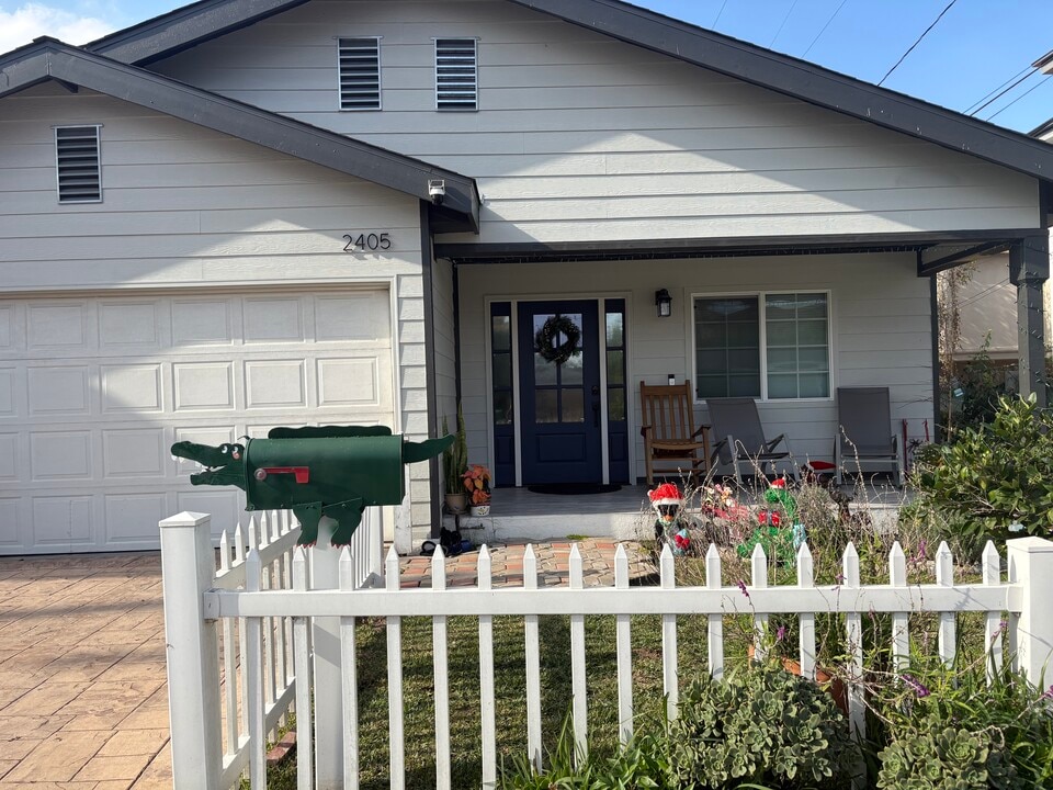 2405 Perkins Ln in Redondo Beach, CA - Building Photo