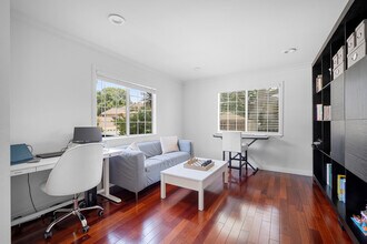 10111 France Ave in Tujunga, CA - Foto de edificio - Building Photo