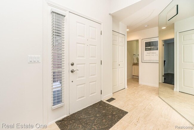 7086 Danbrooke Ct in West Bloomfield Township, MI - Building Photo - Building Photo