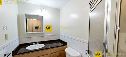 11 Hammond Pond Pky, Unit 203 in Chestnut Hill, MA - Foto de edificio - Building Photo
