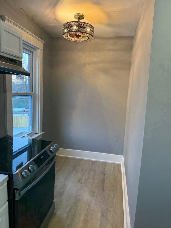 552 S Main St, Unit First floor in Manchester, NH - Foto de edificio - Building Photo