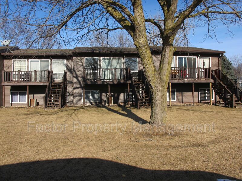 76 Meadowbrook Ct in North Mankato, MN - Building Photo