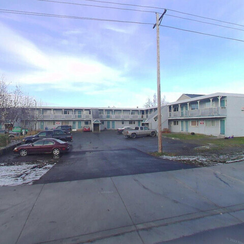 8480 Jewel Lake Rd in Anchorage, AK - Building Photo