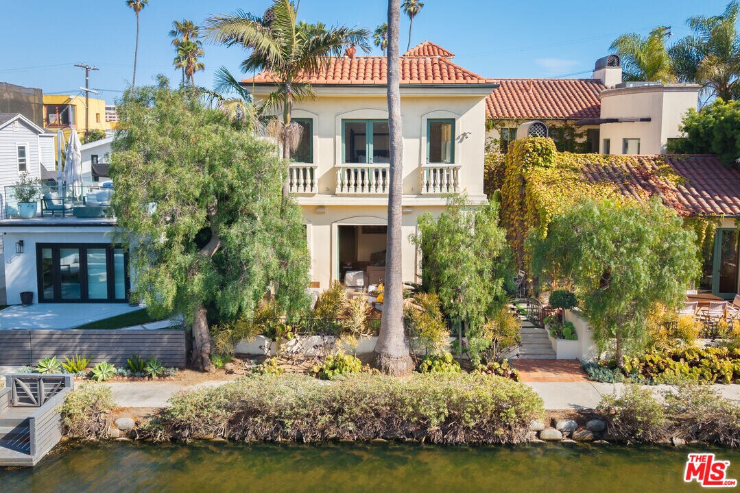 420 Carroll Canal in Los Angeles, CA - Building Photo