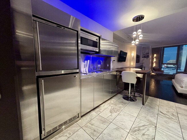 4381 W Flamingo Rd in Las Vegas, NV - Building Photo - Building Photo