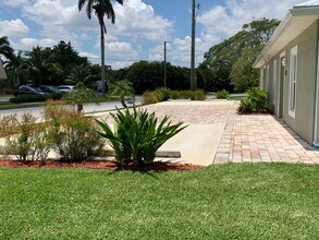 926 NW Spruce Ridge Dr in Stuart, FL - Foto de edificio - Building Photo