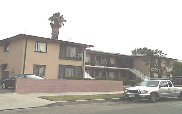 14913 Hartland St in Van Nuys, CA - Foto de edificio - Building Photo