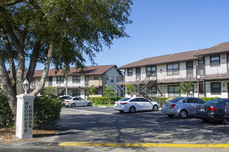 5278 Treetops Dr in Naples, FL - Building Photo - Building Photo